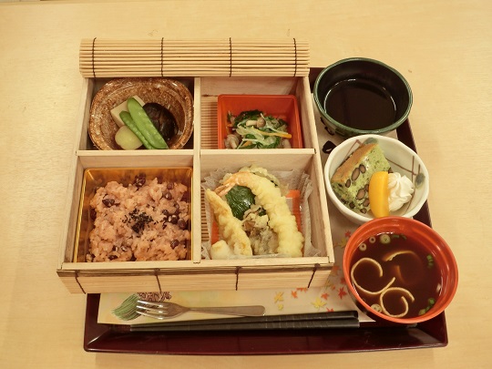 大好きな天ぷらと、お赤飯でお祝い