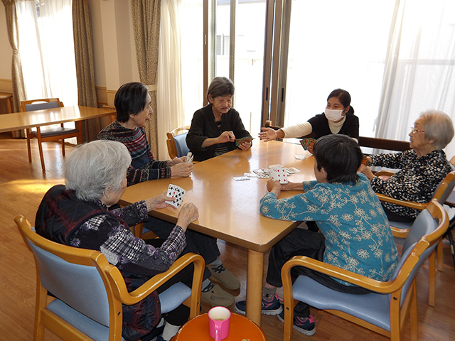 ホーム内風景 談話室でトランプ ホーム内風景 談話室でトランプ